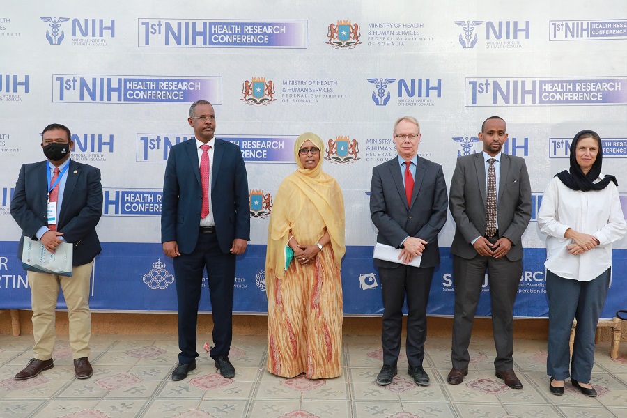 High-level dignitaries, including both the Federal and Puntland's Health Ministers with the WHO Representative, Ambassador of Sweden and NIH Executive Director, attended the research conference. Credit: WHO/Mukhtar